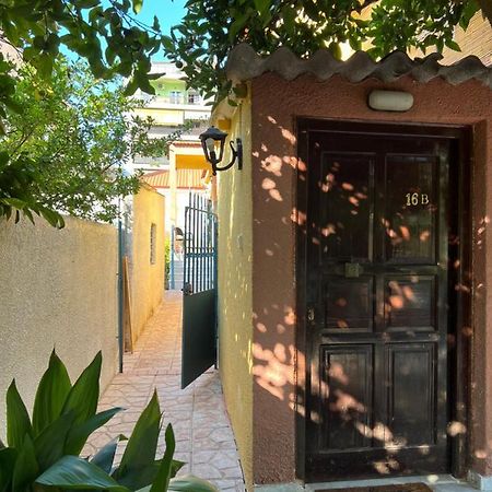 Cosy Guesthouse-Souterrain With Garden In City Center Corinto Esterno foto