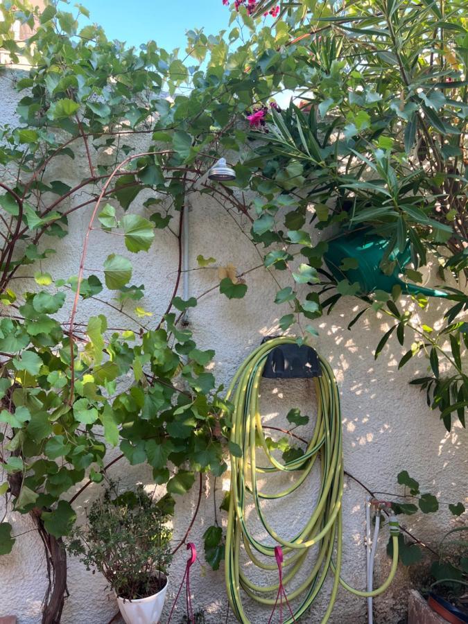 Cosy Guesthouse-Souterrain With Garden In City Center Corinto Esterno foto