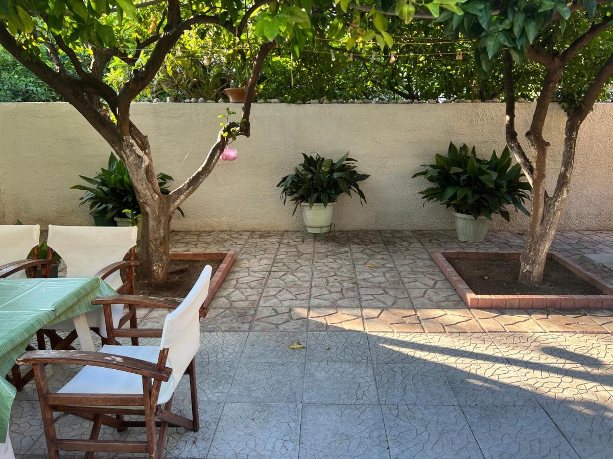 Cosy Guesthouse-Souterrain With Garden In City Center Corinto Esterno foto