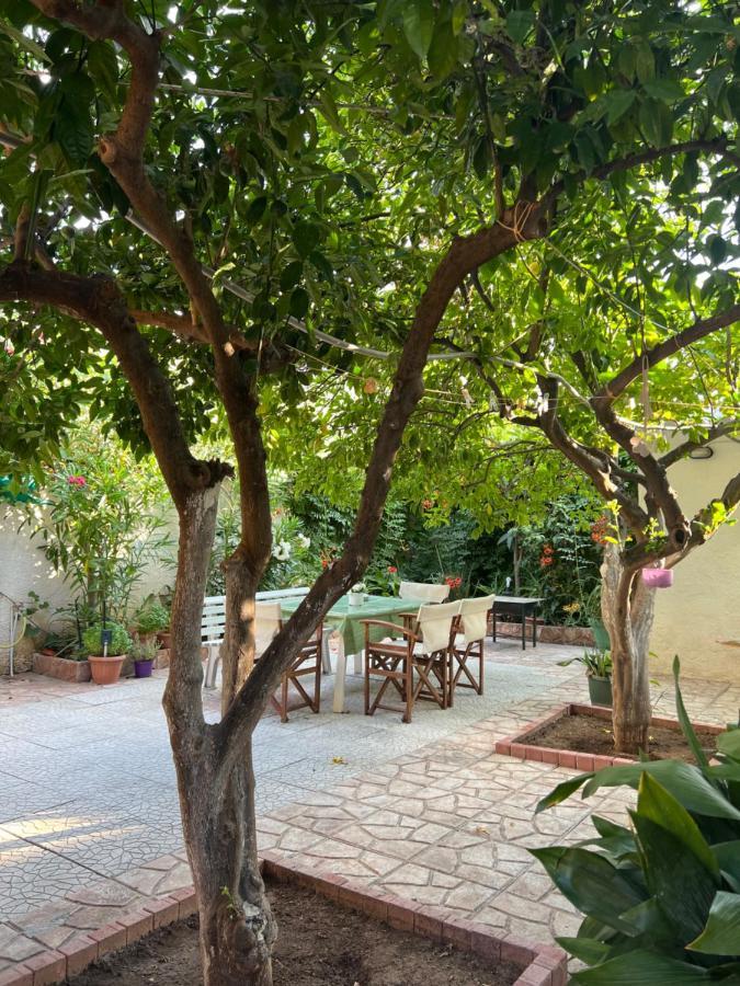 Cosy Guesthouse-Souterrain With Garden In City Center Corinto Esterno foto