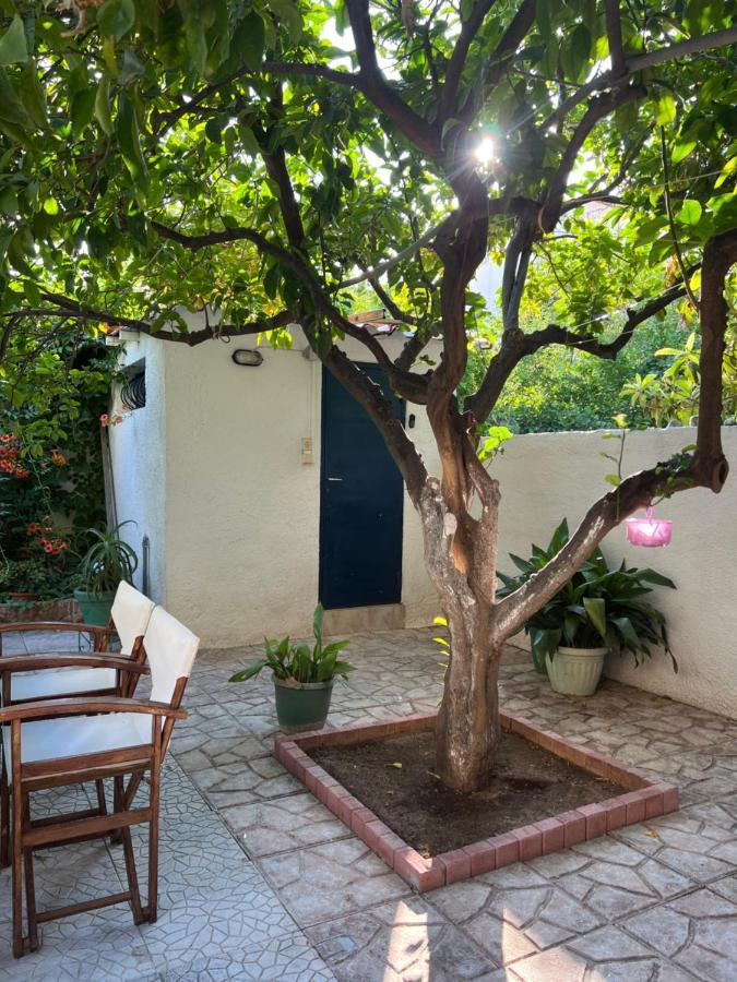 Cosy Guesthouse-Souterrain With Garden In City Center Corinto Esterno foto