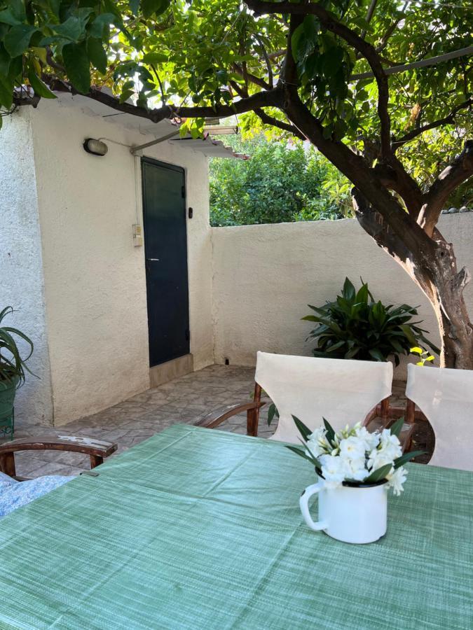 Cosy Guesthouse-Souterrain With Garden In City Center Corinto Esterno foto