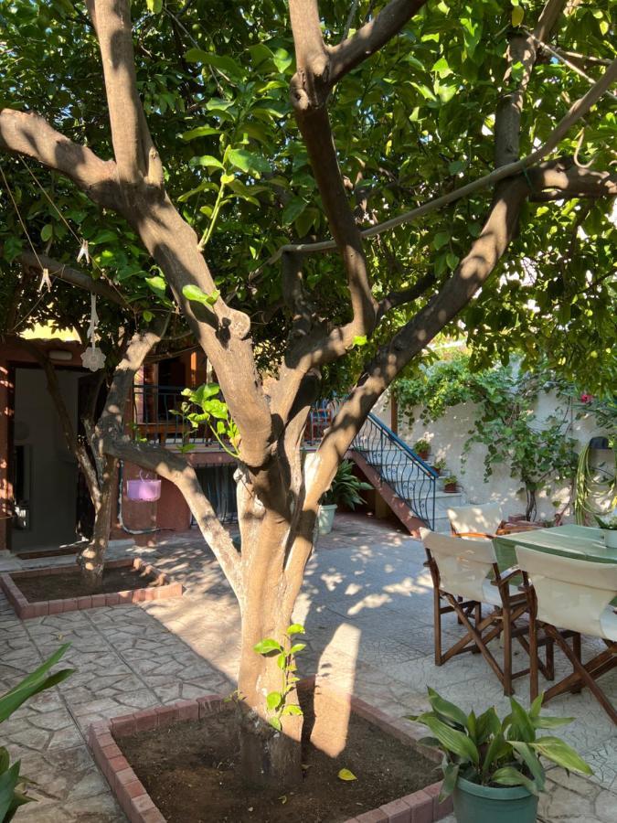 Cosy Guesthouse-Souterrain With Garden In City Center Corinto Esterno foto