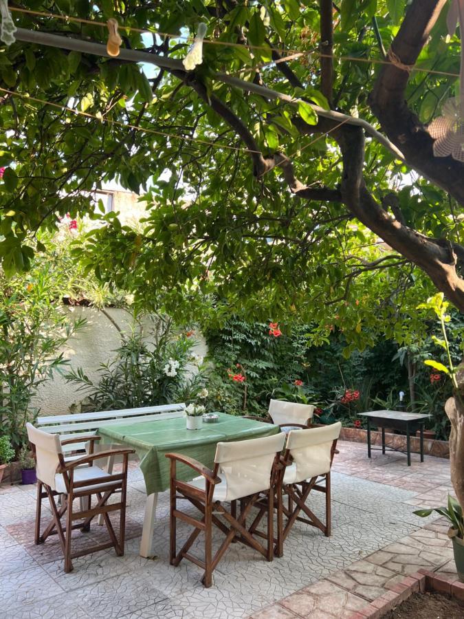 Cosy Guesthouse-Souterrain With Garden In City Center Corinto Esterno foto