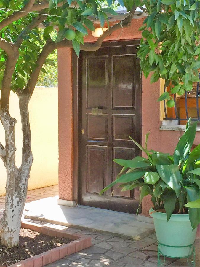 Cosy Guesthouse-Souterrain With Garden In City Center Corinto Esterno foto